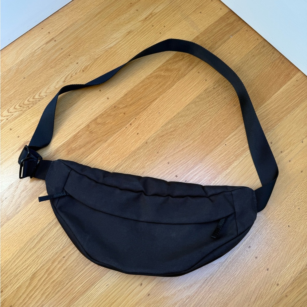 Everlane The Renew Transit Fanny Pack, black